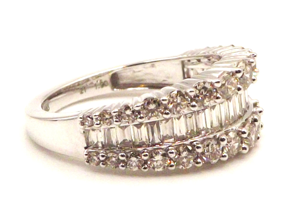 9 ct White Gold ring with 1.9 ct diamonds