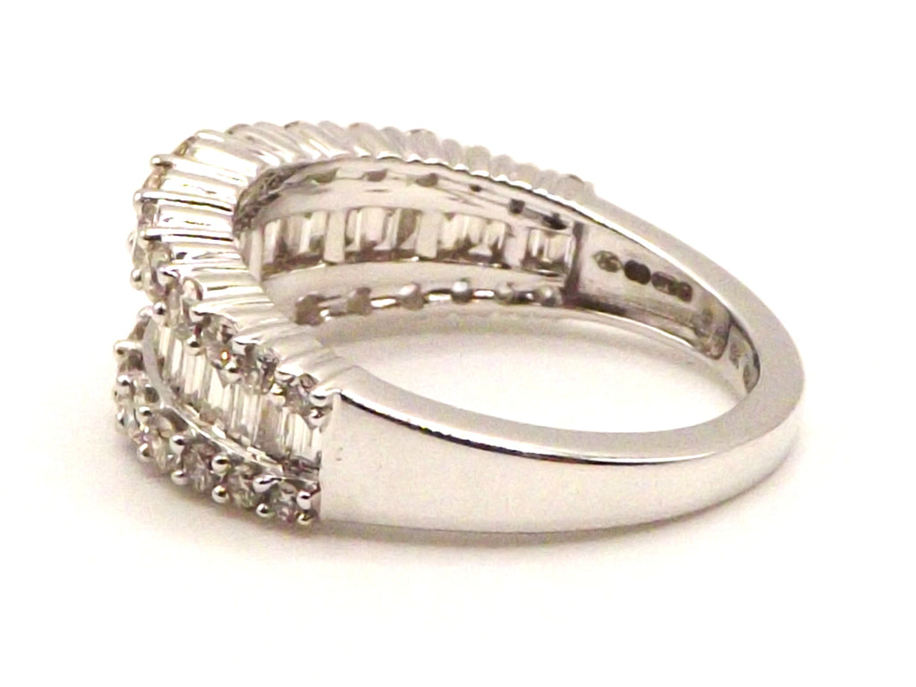 9 ct White Gold ring with 1.9 ct diamonds
