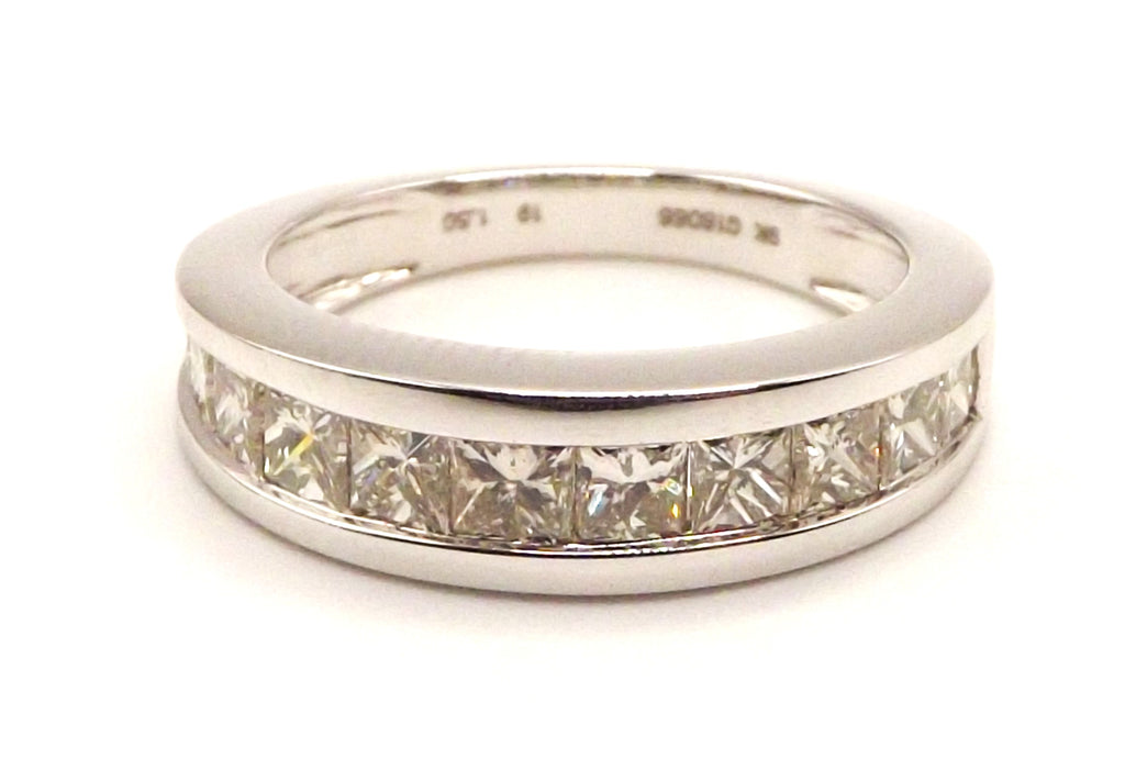 9 ct White Gold ring with 1.5 ct diamonds