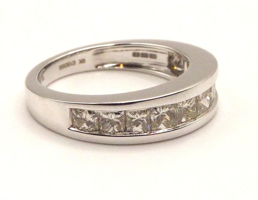 9 ct White Gold ring with 1.5 ct diamonds