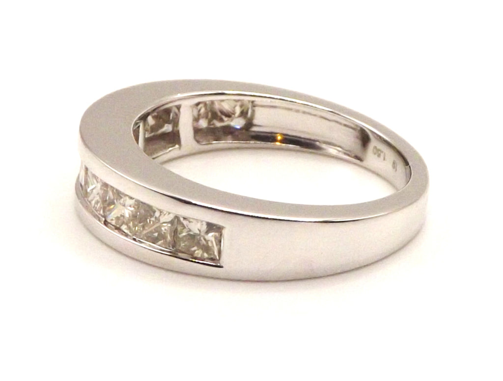 9 ct White Gold ring with 1.5 ct diamonds