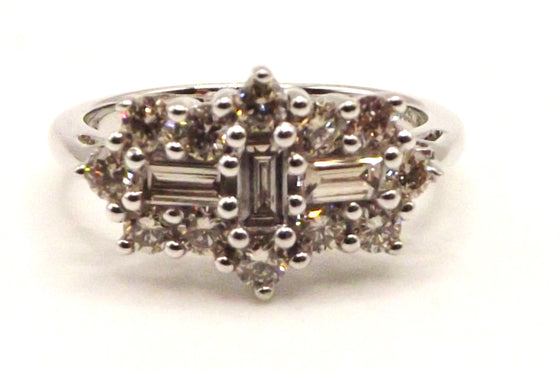 9 ct White Gold ring with 1.0 ct diamonds ring