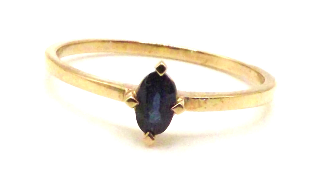 9 ct Yellow Gold ring with Sapphire