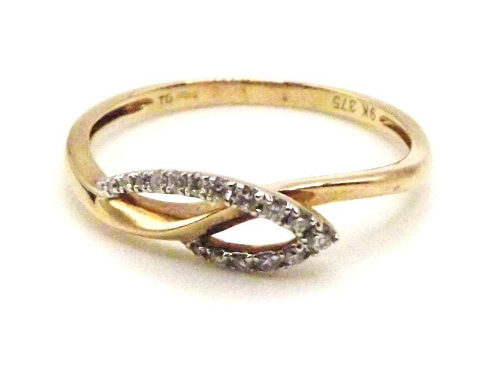 9 ct Yellow Gold ring with leaf design and diamonds