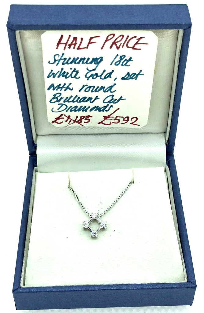 18ct White Gold Set with a Round Brilliant Aquamarine & Diamonds